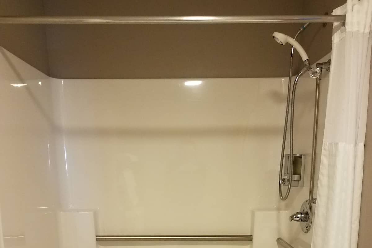 Chambre Standard, 1 trÚs grand lit, accessible aux personnes à mobilité réduite (Roll In Shower) | Literie de qualité supérieure, bureau, fer et planche à repasser