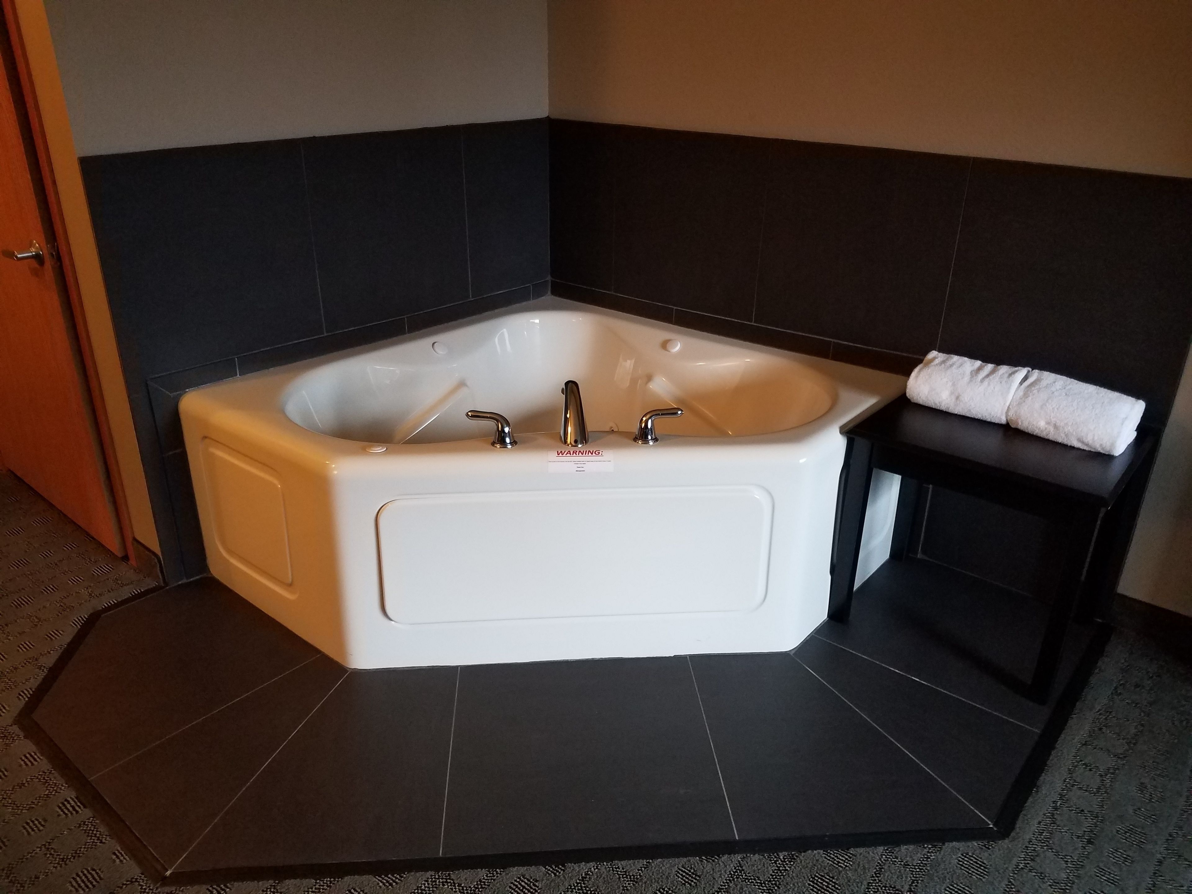 suite, jetted tub | jetted bathtub