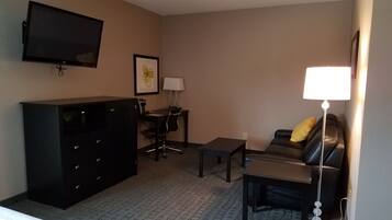 Bộ đồ giường cao cấp, bàn, bàn ủi/dụng cụ ủi quần áo