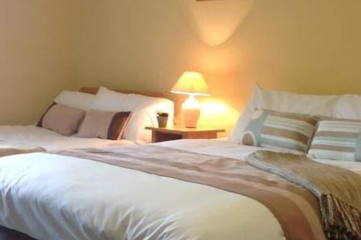 standard twin room | in-room safe, desk, soundproofing, iron/ironing board