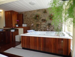 Hot stone massages, facials, manicures and pedicures - Pousada e Spa Villa Mercedes by Latitud Hoteles (Búzios)