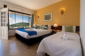 A hotel room with two beds, a large window with a view, and a door leading outside. - Pousada e Spa Villa Mercedes by Latitud Hoteles (Búzios)
