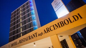 Un letrero de hotel con la inscripción 'HOTEL & RESTAURANT' y 'ARCIMBOLDI'.