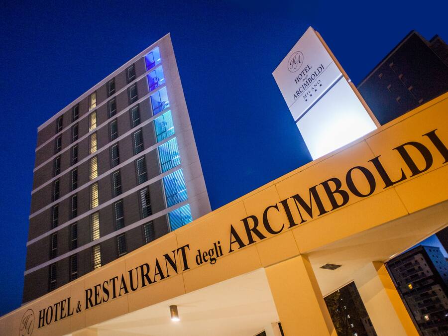Un letrero de hotel con la inscripción 'HOTEL & RESTAURANT' y 'ARCIMBOLDI'.