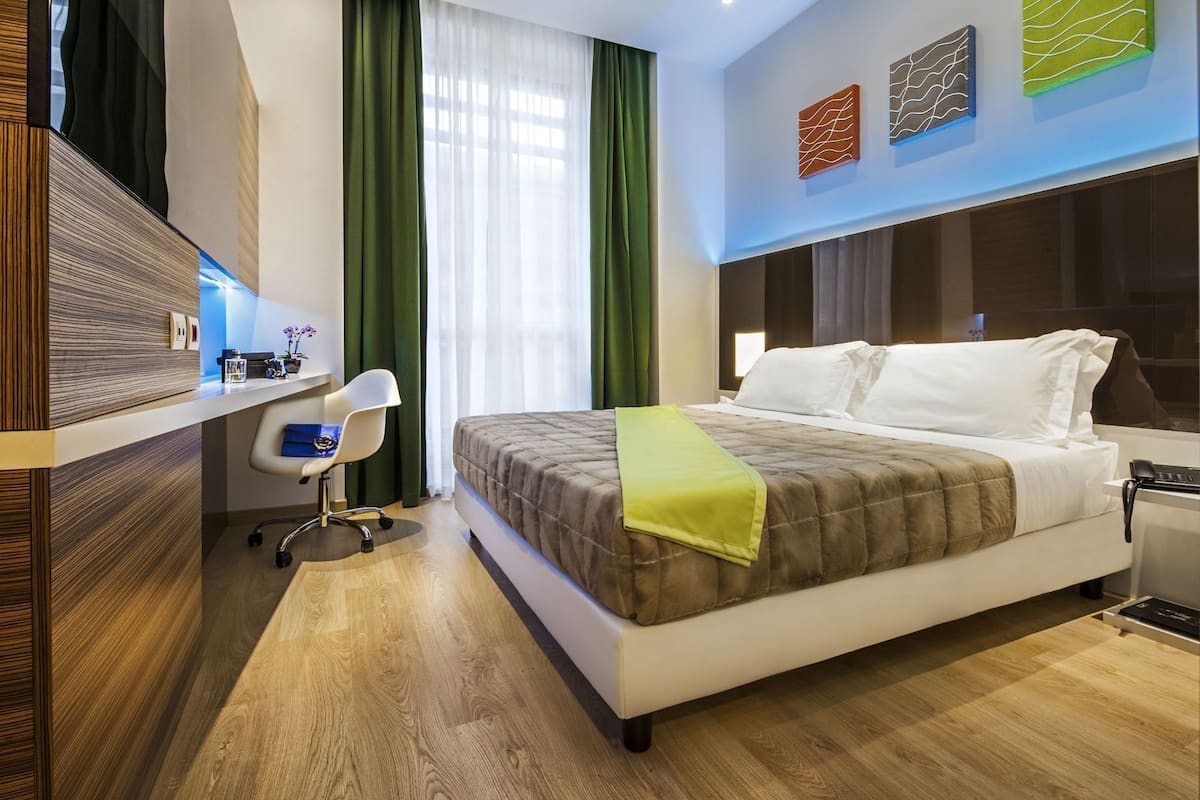 Minibar, coffres-forts dans les chambres, bureau, chambres insonorisées