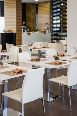 Petit déjeuner buffet (25 EUR par personne)