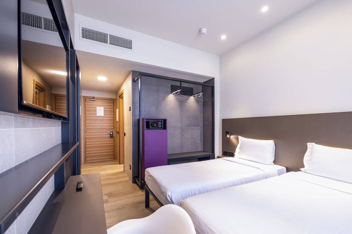 Standard Room, 2 Single Beds | Minibar, in-room safe, desk, soundproofing