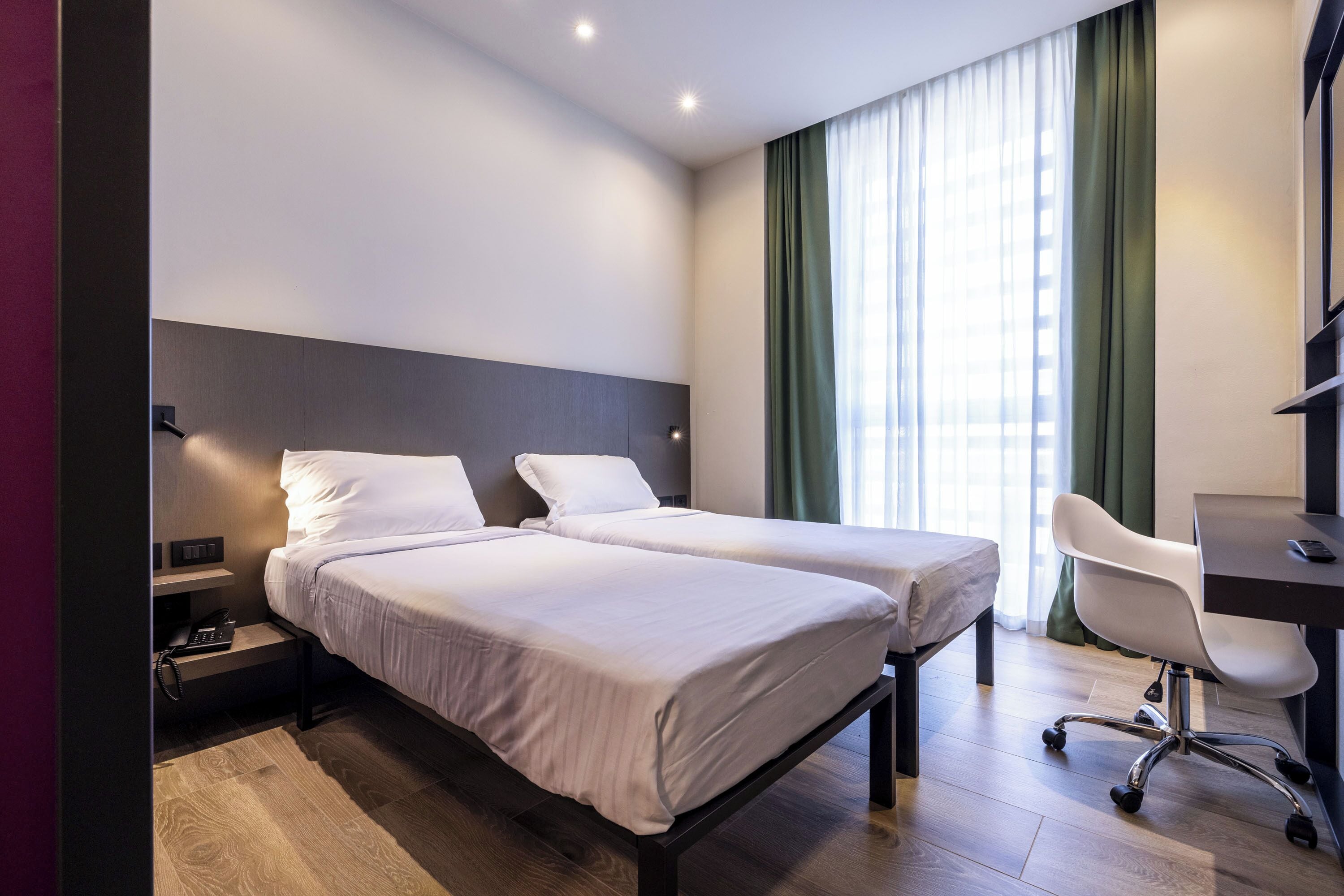 standard room, 2 single beds | minibar, in-room safe, desk, soundproofing