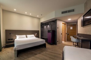 Minibar, coffres-forts dans les chambres, bureau, chambres insonoris ées