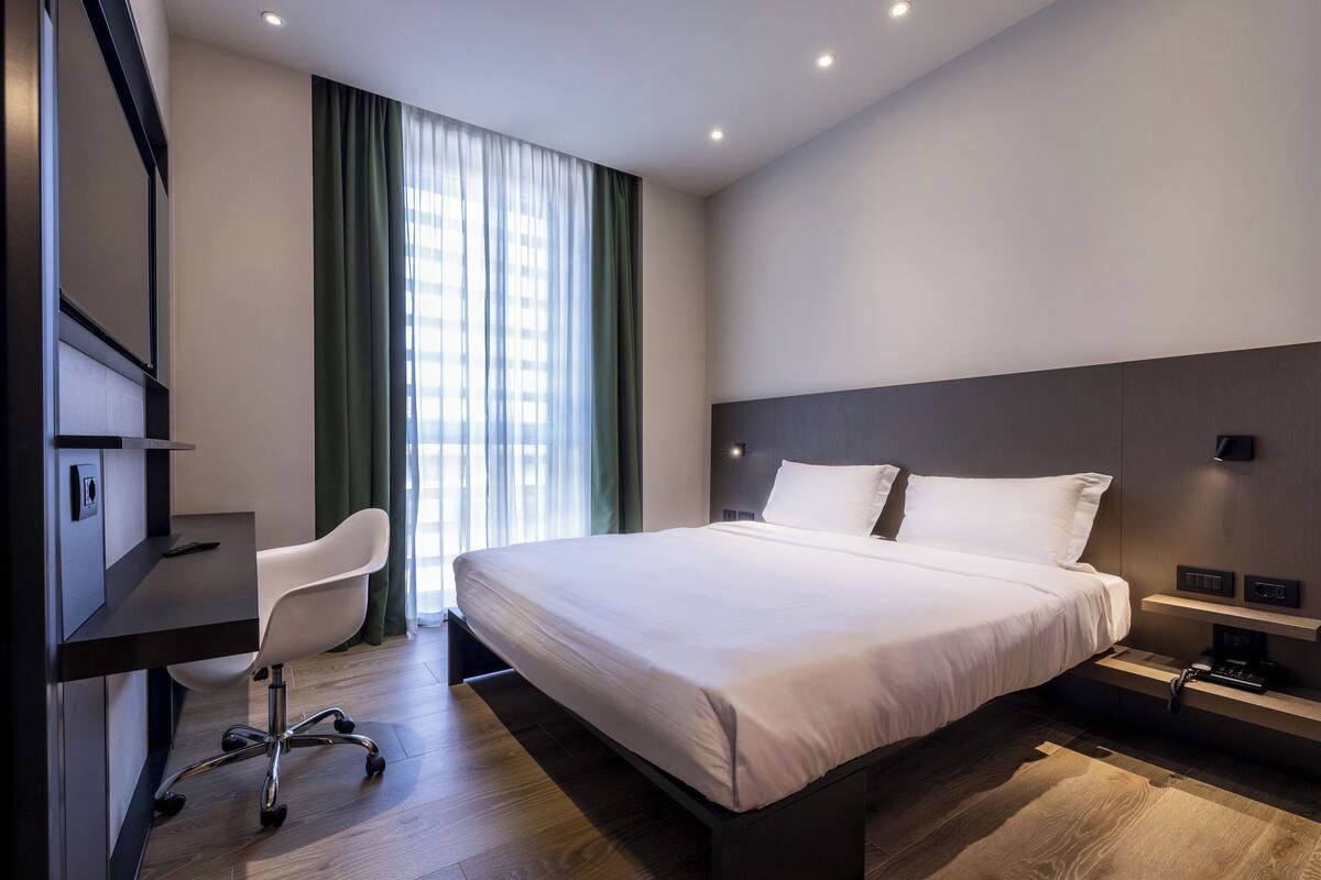 Minibar, safe på rommet, skrivebord og lydisolert