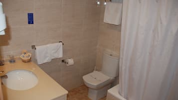 Badkamer met wastafel