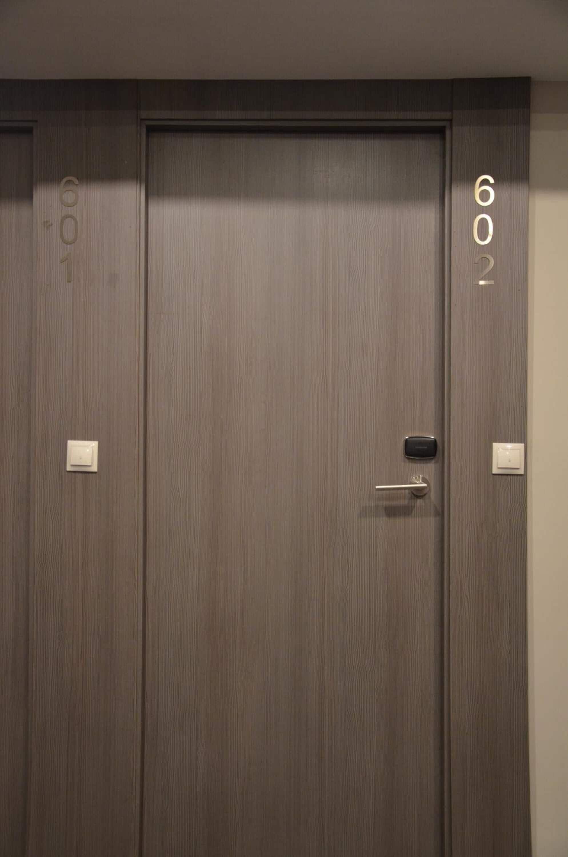 Escritorio, tabla de planchar con plancha, wifi gratis y ropa de cama 