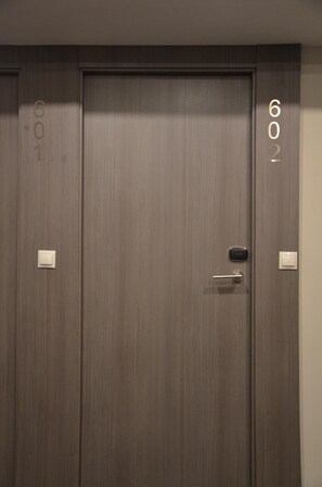 Bureau, fer et planche à repasser, Wi-Fi gratuit, draps fournis