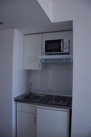 Habitación doble superior | Cocina privada | Refrigerador, microondas, parrilla de estufa y utensilios de cocina