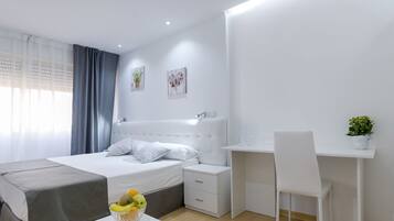 Habitación doble superior | Escritorio, tabla de planchar con plancha, wifi gratis y ropa de cama
