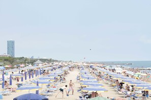 Gần bãi biển riêng, ghế dài tắm nắng, dù trên bãi biển, bóng chuyền