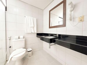 Ducha, secador de pelo, toallas