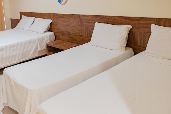 Minibar, caja de seguridad en la habitación y escritorio