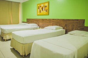 Minibar, caja de seguridad en la habitación y escritorio 