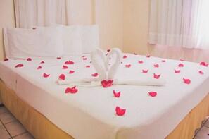 Minibar, in-room safe, desk, free cribs/infant beds - JOH Blue Ocean Hotel (Fortaleza)