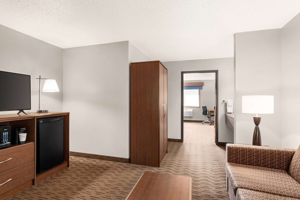 1 bedroom, premium bedding, in-room safe, desk
