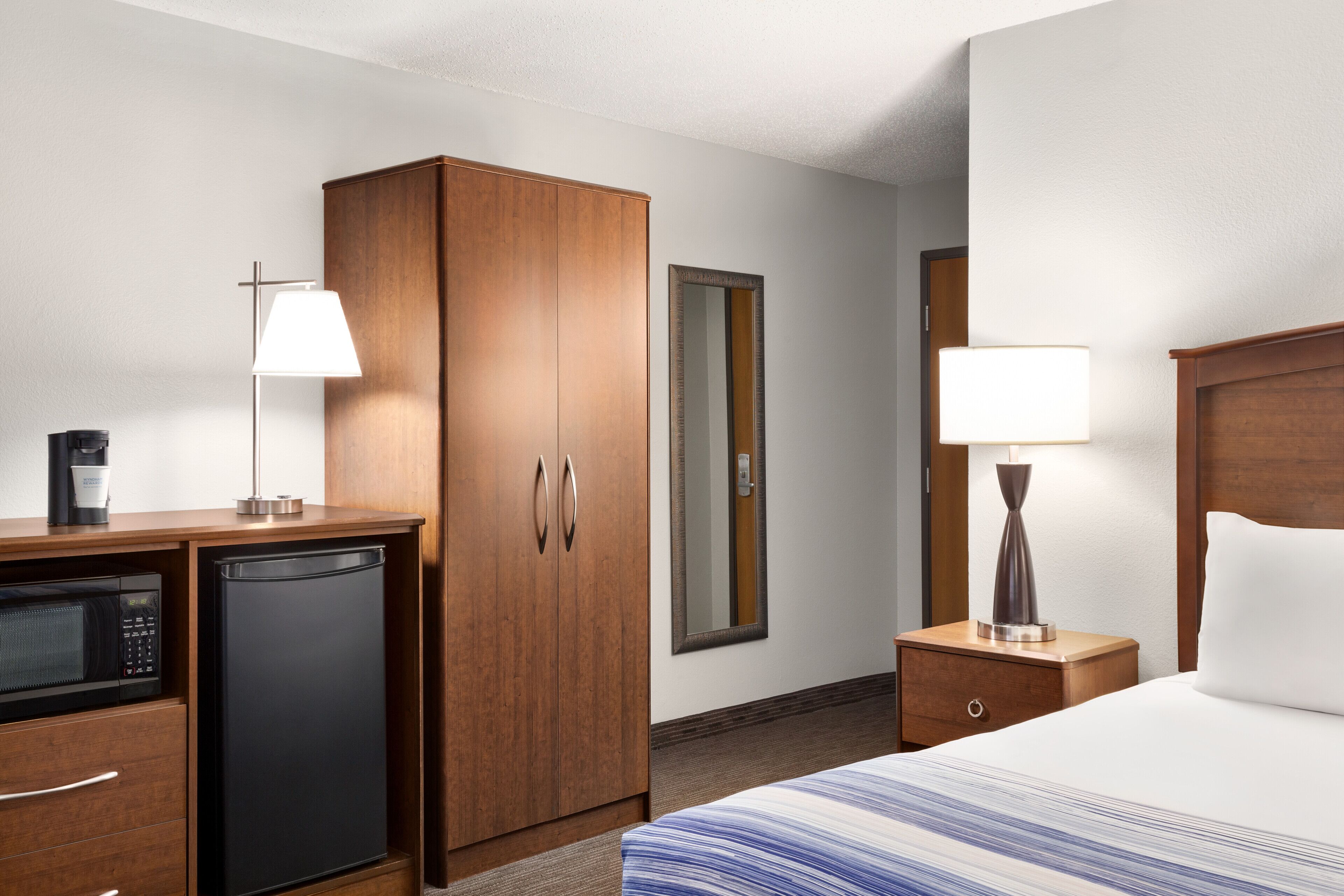 superior studio suite, 1 king bed, non smoking, hot tub | premium bedding, in-room safe, desk, laptop workspace