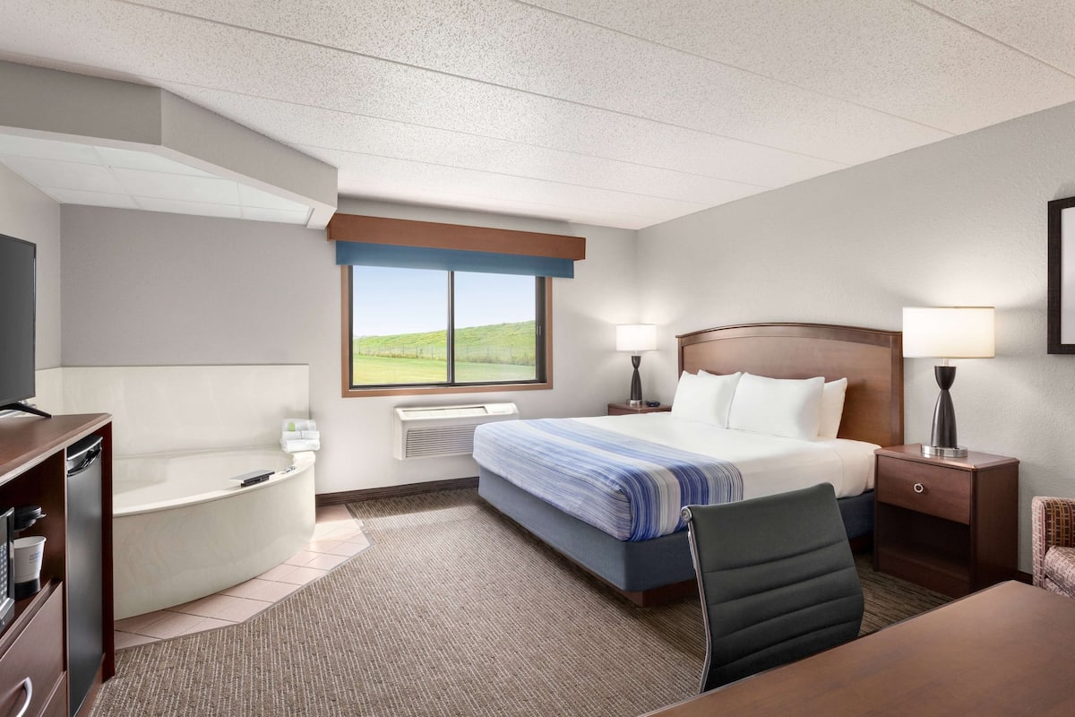 deluxe suite, 1 king bed with sofa bed, non smoking, hot tub | premium bedding, in-room safe, desk, laptop workspace