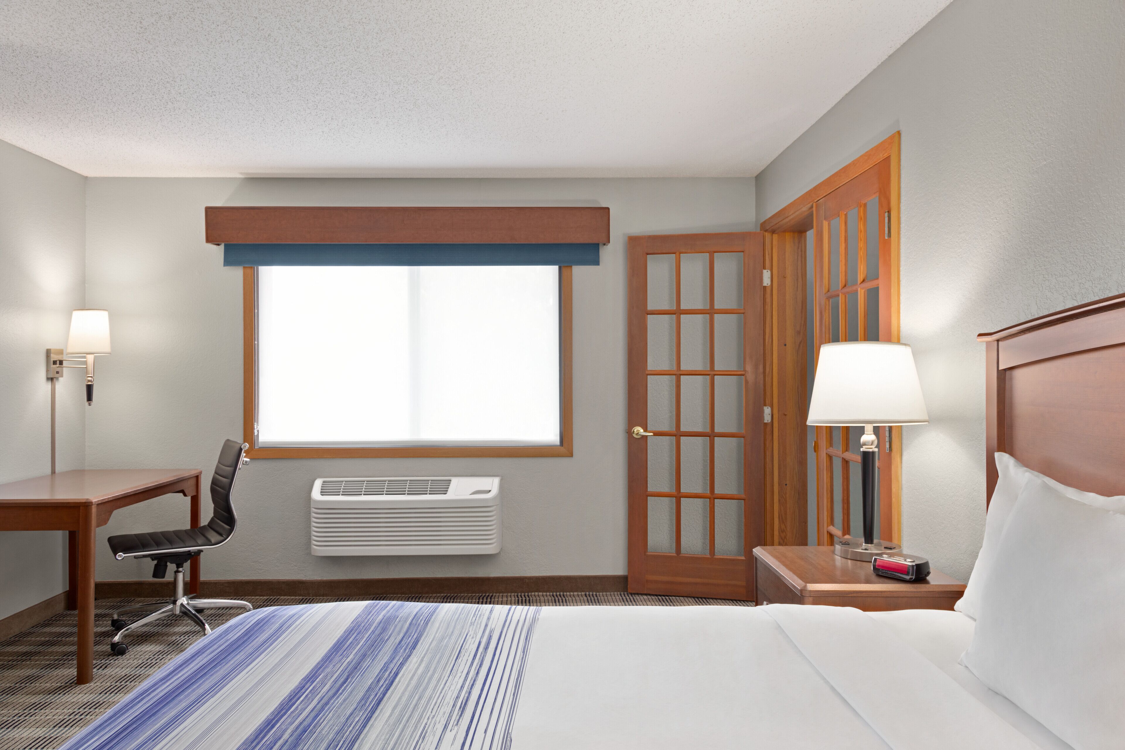 deluxe suite, 1 king bed with sofa bed, non smoking, hot tub | premium bedding, in-room safe, desk, laptop workspace