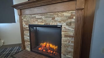 Superior Studio Suite, 1 King Bed, Non Smoking, Hot Tub | 1 bedroom, premium bedding, in-room safe, desk