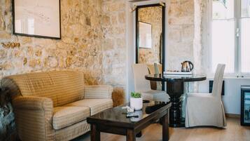 Premium Room, City View | Egyptian cotton sheets, premium bedding, Select Comfort beds, minibar