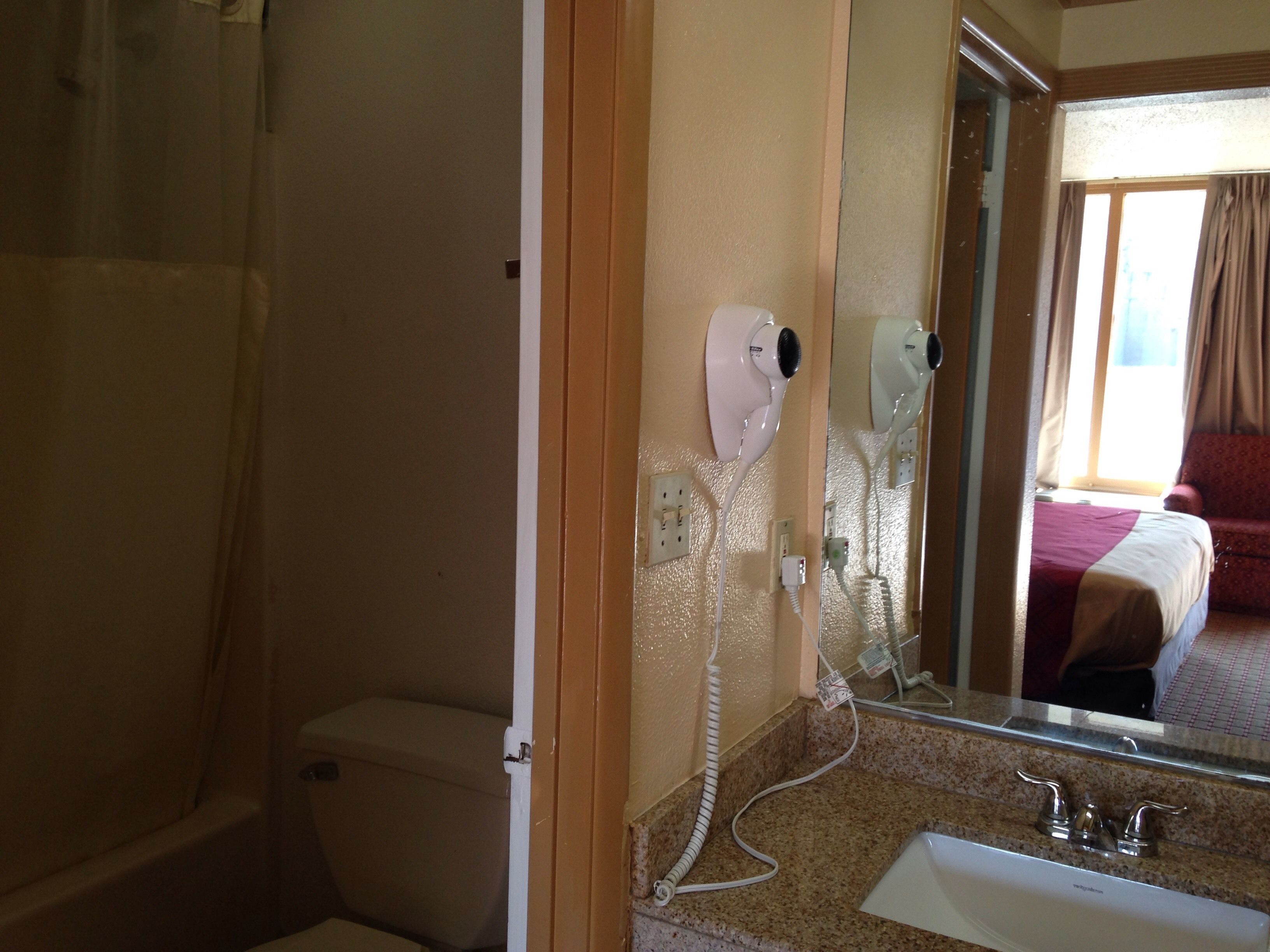 basic single room, 1 queen bed, non smoking | bathroom | hair dryer, towels