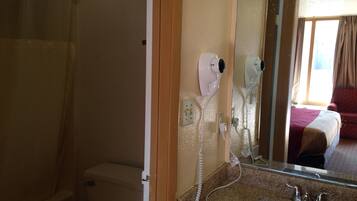 Kamar Single Basic, 1 Tempat Tidur Queen, Bebas Asap Rokok | Kamar mandi | Pengering rambut dan handuk