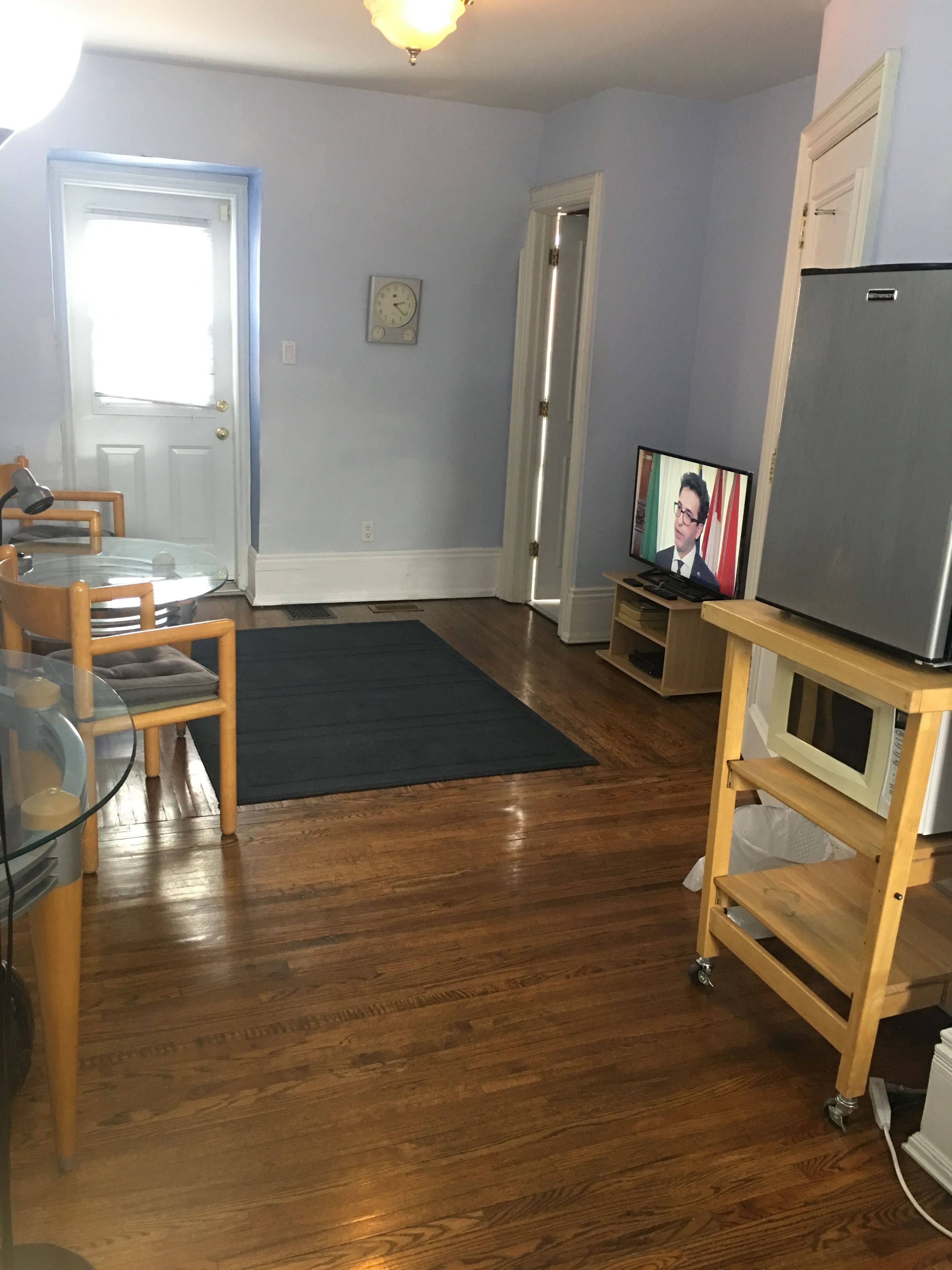 luxury suite, 1 queen bed, ensuite | living area | 32-inch led tv with digital channels, tv