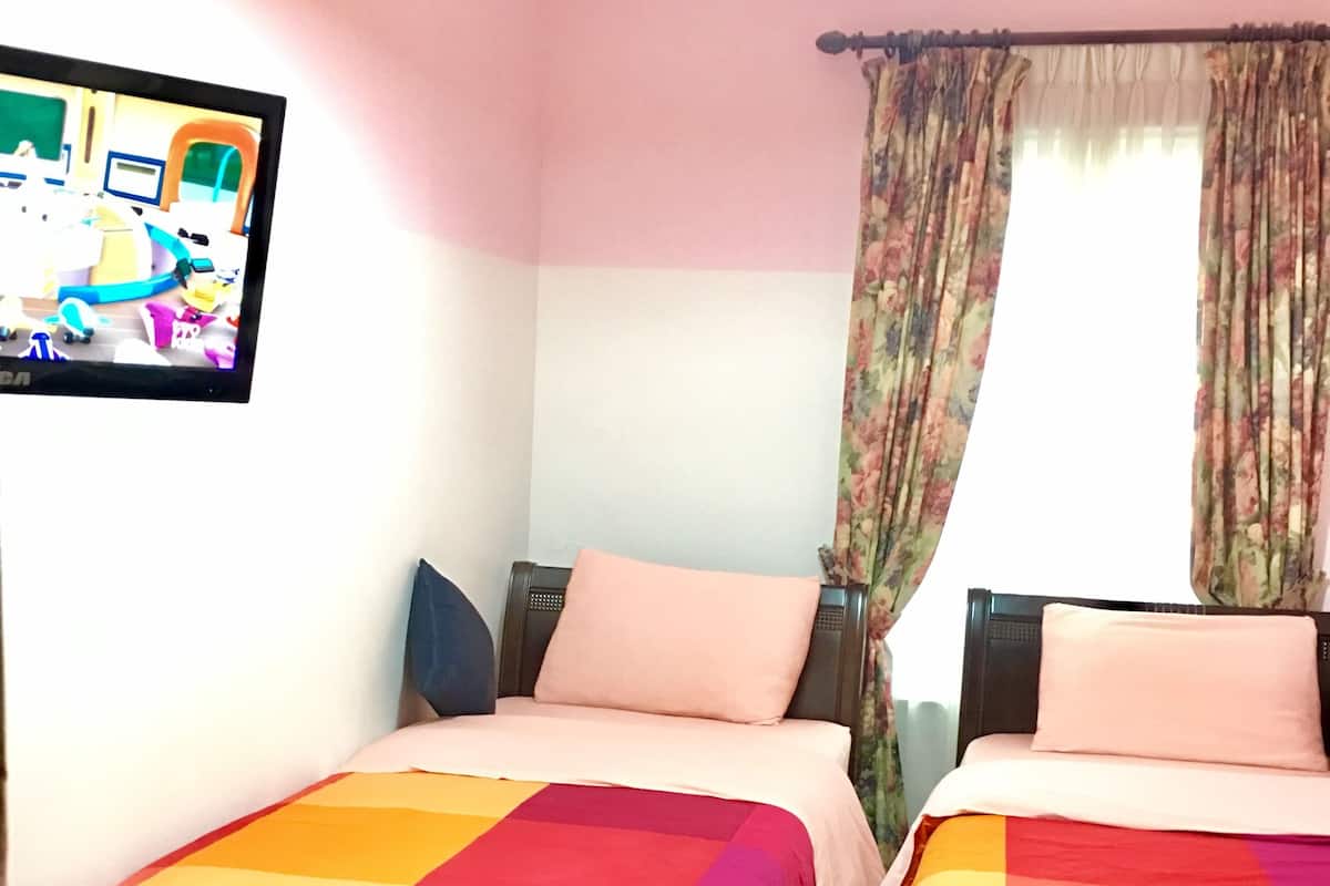 Deluxe Twin kamer, 2 eenpersoonsbedden, gedeelde badkamer | 1 slaapkamer, luxe beddengoed, individueel gedecoreerd