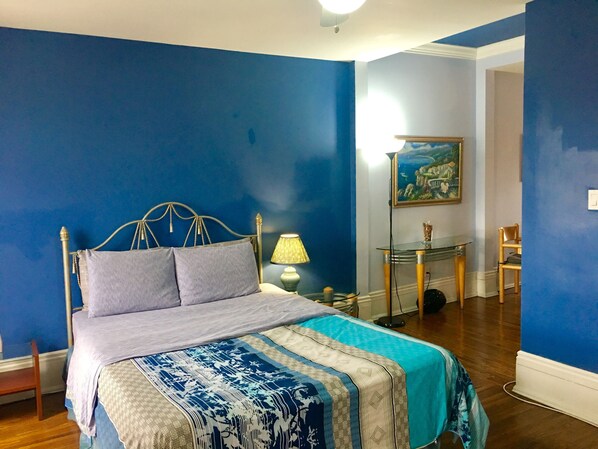 Luxury Suite, 1 Queen Bed, Ensuite | Premium bedding, individually decorated, individually furnished, desk - Comfy Guest House (Toronto)