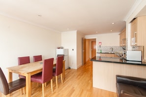 Apartamento, 2 quartos (Penthouse) | Cozinha privada | Geladeira, micro-ondas, fogão, talheres/pratos/utensílios de cozinha