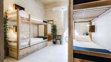 Bed in 6 Beds Superior Dormitory, Ensuite | Minibar, una cassaforte in camera, con stile personalizzato