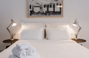 Minibar, in-room safe, individually decorated, individually furnished - Two Pillows Boutique Hostel (Sliema)