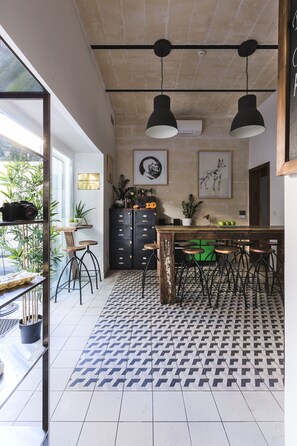 Daily continental breakfast for a fee - Two Pillows Boutique Hostel (Sliema)