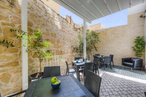 Outdoor dining - Two Pillows Boutique Hostel (Sliema)