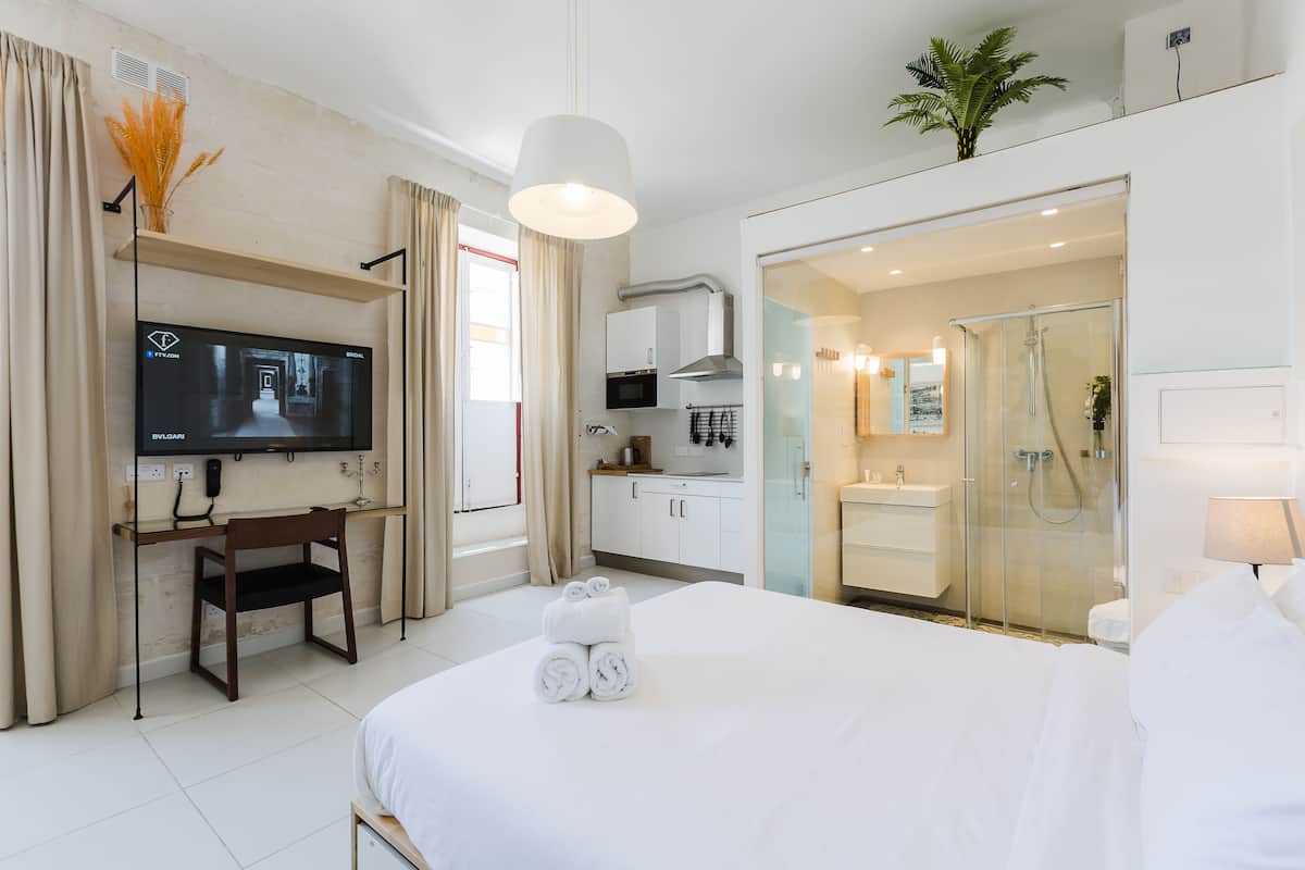 Deluxe Studio, Sea View | Private kitchenette | Fridge, microwave (on request), cookware/dishes/utensils