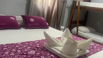 经济四人房 | 办公桌、免费 WiFi、床单