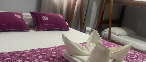 Chambre quadruple économique | 1 chambre, bureau, accÚs au Wi-Fi (inclus), literie fournie