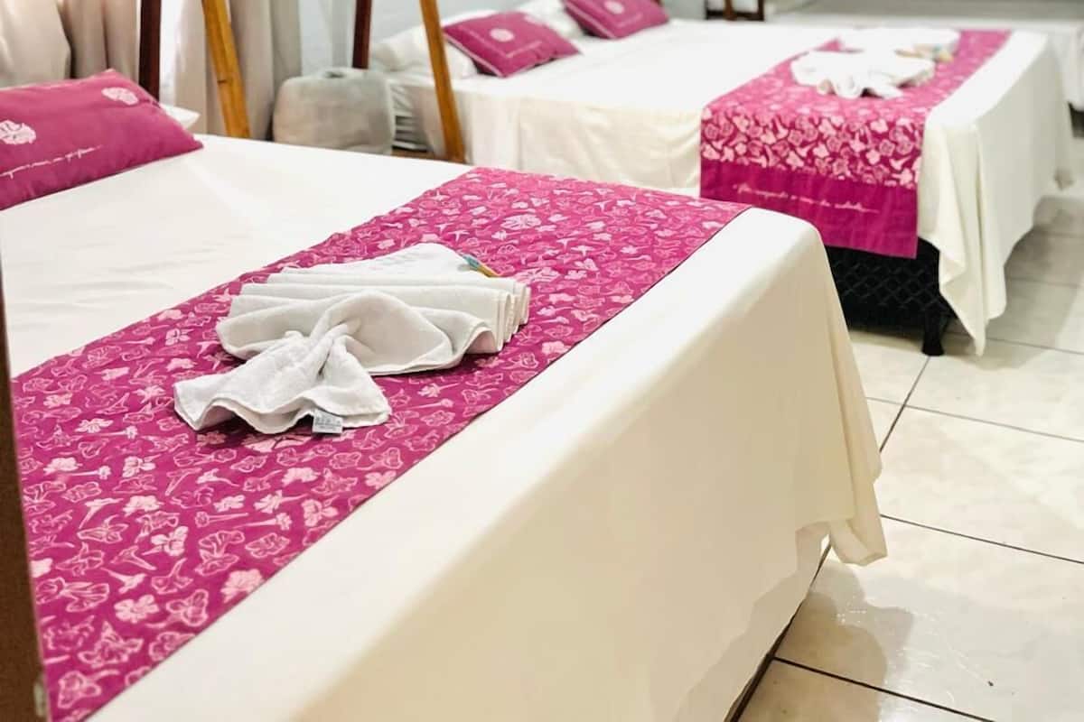 Family Room (Sextuplo) | 1 bedroom, desk, free WiFi, bed sheets
