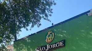En grøn bygning med et skilt, der står "SÃO JORGE POUSA DA".