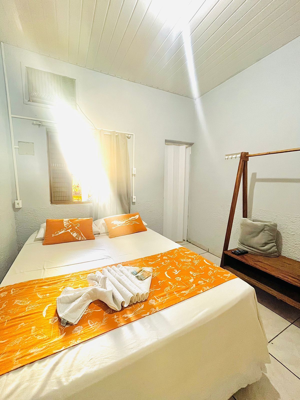 Quarto casal econômico | Escrivaninha, Wi-Fi de cortesia, roupa de cama