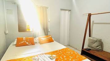 Quarto casal econômico | Escrivaninha, Wi-Fi de cortesia, roupa de cama