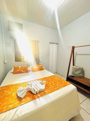 Habitación económica doble | Escritorio, wifi gratis, ropa de cama