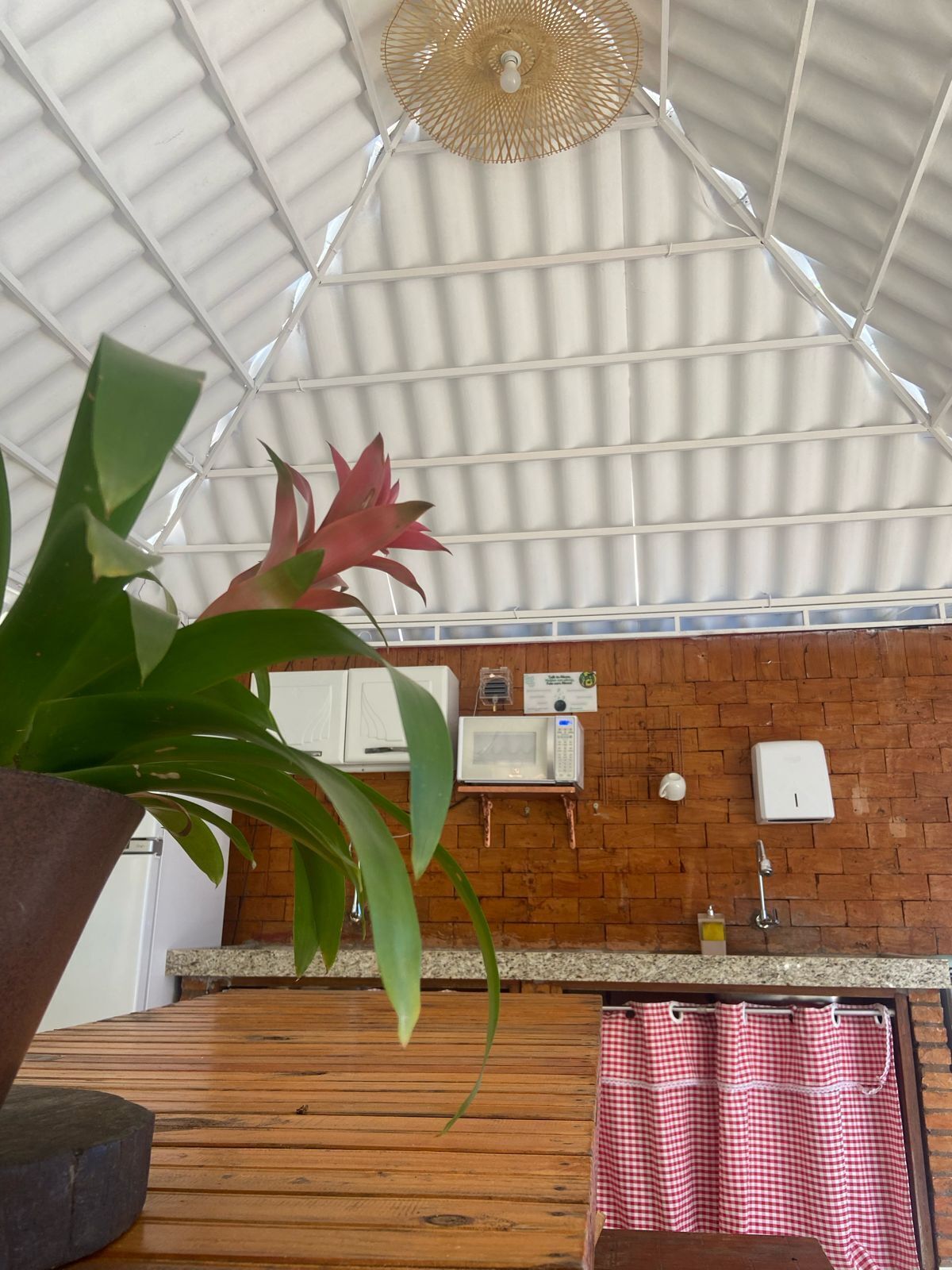 Refrigerador, microondas, horno, utensilios de cocina