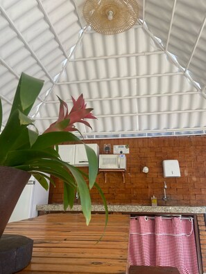 냉장고, 전자레인지, 오븐, 조리 도구/접시/주방 기구